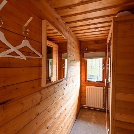 פוטן Spacious Wooden Cottage With Infra-Red Sauna At Veluwe מראה חיצוני תמונה