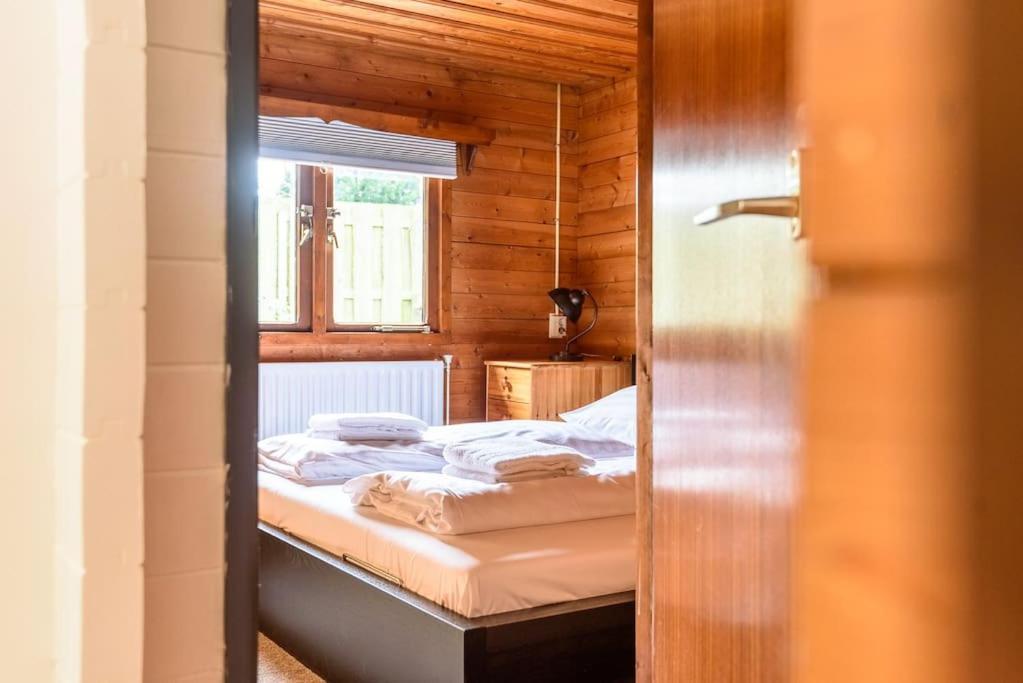 פוטן Spacious Wooden Cottage With Infra-Red Sauna At Veluwe מראה חיצוני תמונה